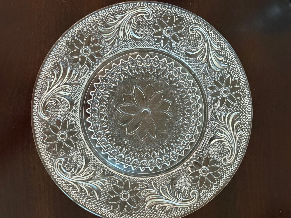 Vintage Anchor Hocking Tiara Sandwich Clear Glass Luncheon Plates 7.75” Set of 2
